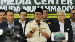Ketum PP Pemuda Muhammadiyah, Dahnil Anzar Simanjuntak (tengah) bersama tokoh pemuda lintas agama saat memberi keterangan di Jakarta, Selasa (5/9). Mereka mengeluarkan pernyataan sikap terkait Rohingya . (Liputan6.com/Helmi Fithriansyah)