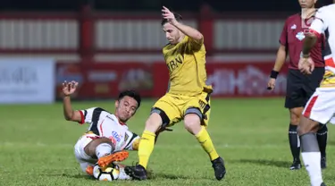 Kapten tim Mitra Kukar, Bayu Pradana (bawah) berebut bola dengan pemain Bhayangkara FC, Paulo Sergio dilanjutan Go-Jek Liga 1 Indonesia 2018 bersama Bukalapak di Stadion PTIK Jakarta, Kamis (17/5). Mitra Kukar kalah 0-1. (Liputan6.com/Helmi Fithriansyah)