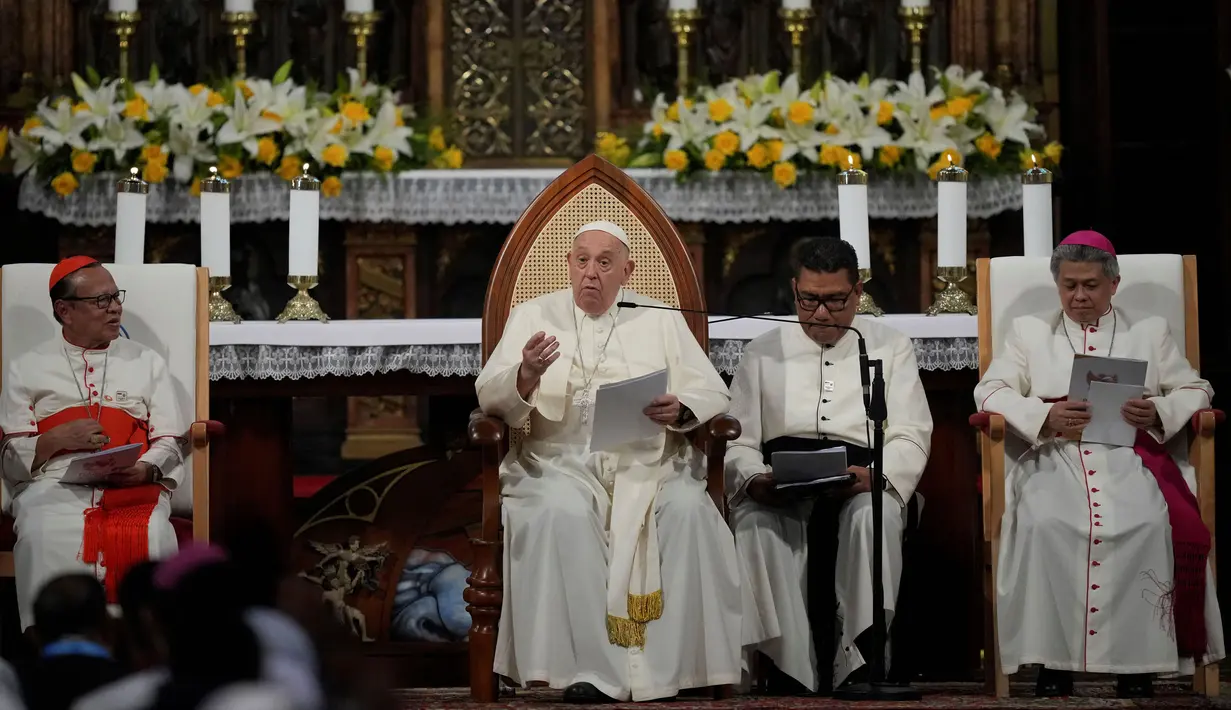 Paus Fransiskus (kedua kiri) berbicara kepada anggota komunitas Katolik di Katedral Santa Perawan Maria Diangkat ke Surga di Jakarta pada tanggal 4 September 2024. (Dita ALANGKARA/POOL/AFP)