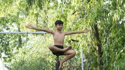 Pesenam saat mengikuti sesi latihan Mallakhamb di Ahmedabad, India, Sabtu (10/6). Olahraga kuno ini membuat seseorang menjadi lincah dan gesit, memperbaiki koordinasi tubuh dan pikiran selain untuk tujuan fitness. (AFP PHOTO / Sam PANTHAKY)