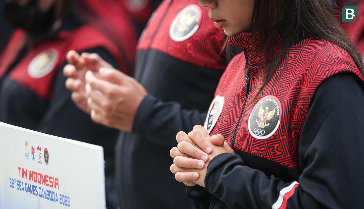 Sejumlah atlet Indonesia berdoa saat pengukuhkan kontingen Indonesia untuk SEA Games 2023 Kamboja yang berlangsung di Kantor Kemenpora, Senayan, Jakarta, Selasa (02/05/2023). Sebanyak 599 atlet akan tampil dalam 31 cabang olahraga. (Bola.com/Bagaskara Lazuardi)