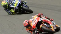 Marc Marquez bersaing ketat dengan Valentino Rossi dalam balapan MotoGP Prancis sejak start di Sirkuit Le Mans, Minggu (8/5/2016). (AFP/Jean-Francois Monier)