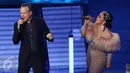 Penampilan Rick Price dan Syahrini di panggung Konser Raya 22 Indosiar, Jakarta, Rabu (11/1). Selain menghadirkan musisi papan atas Indonesia Konser Raya 22 Indosiar juga menghadirkan musisi internasional. (Liputan6.com/Herman Zakharia)