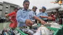 Telepon genggam dan barang elektronik ini merupakan hasil razia dari 6 lapas dan rutan sejak Juli sampai November 2013 (Liputan6.com/Herman Zakharia)