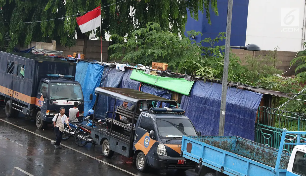 Personel Satpol PP berjaga di sekitar trotoar kawasan Senen, Jakarta, Kamis (22/11). Penjagaan itu menyebabkan trotoar di kawasan Senen bebas dari PKL yang biasa berjualan pakaian bekas. (Liputan6.com/Immanuel Antonius)