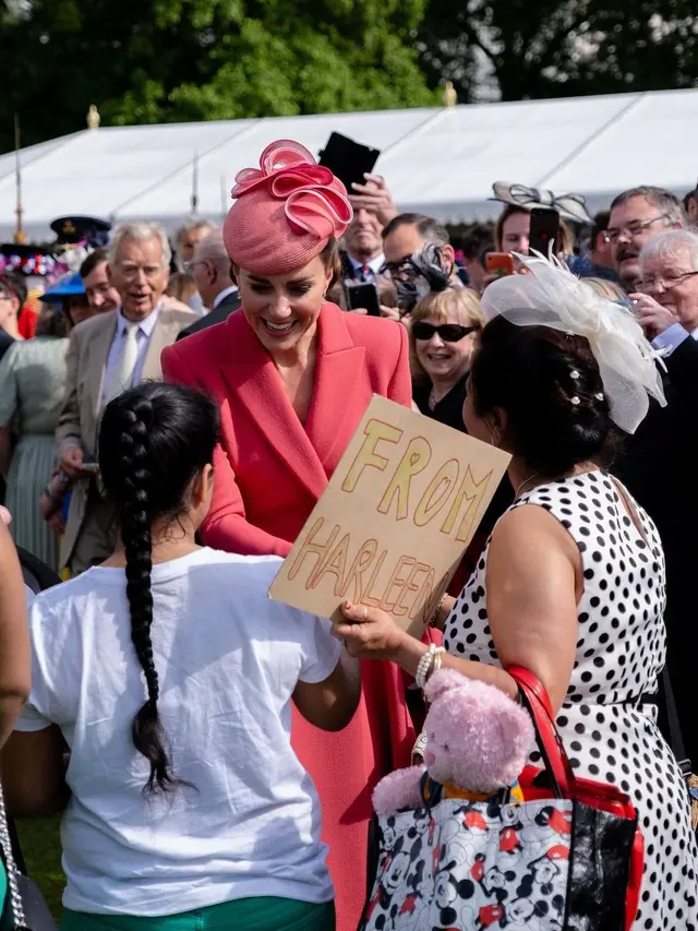 Penampilan Merona Kate Middleton dengan Heels Rp7jutaan di Pesta Kebun Kerajaan Inggris