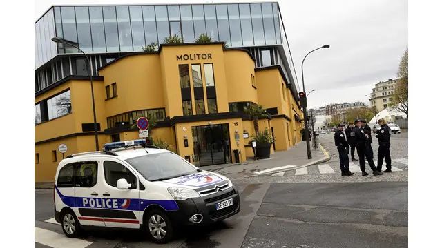 Para pemain sepak bola timnas Jerman yang akan berlaga di pertandingan persahabatan melawan Prancis dievakuasi dari Hotel Molitor, Paris tempat mereka mengiunap karena ancaman bom, Jumat (13/11/2015).