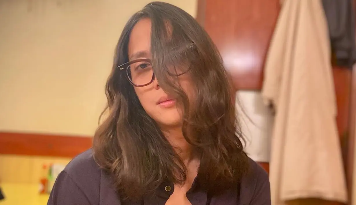 Pasca keluar dari Yovie and Nuno, Dikta menunjukkan pesonanya yang berbeda dengan gaya rambut gondrong. Ia semakin memanjangkan rambut gondrongnya sehingga tampak menjadi super gondrong. Tak jarang, pria kelahiran 10 Januari 1986 itu juga memamerkan rambutnya dengan cara digerai. (Liputan6.com/IG/@dikta)