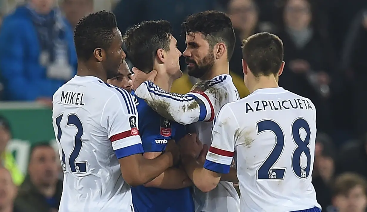 Diego Costa terlihat memegang leher gelandang Everton Gareth Barry saat pertandingan perempat final Piala FA Inggris di Goodison Park Inggris pada 12 Maret 2016. Kabar yang berkembang Costa akan hengkang dari Chelsea. (AFP Photo /Ellis)