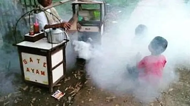 6 Potret Orang Makan Sate Ini Nyeleneh Banget, Bikin Tepuk Jidat
