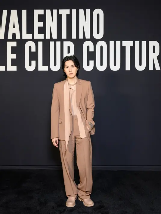 Suga BTS mengenakan outfit serba cokelay dari Koleksi Unboxing Spring Summer 2023. Dipadukan sepatu Valentino Garavani. Credit: Valentino/SGP Italia