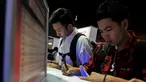 Para pencari kerja rampak mengisi formulir lamaran di salah satu perusahaan peserta Career Expo (Liputan6.com/Johan Tallo)