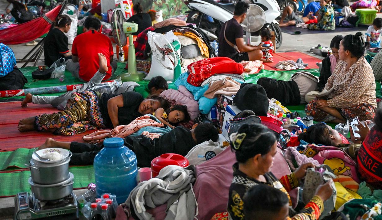 Data terbaru yang dirilis pada Jumat (12/12/2025), menunjukkan sedikitnya 20 orang tewas sepanjang pekan ini. Tampak dalam foto, para pengungsi beristirahat di kamp sementara di provinsi Banteay Meanchey, Kamboja, pada Sabtu 13 Desember 2025, di tengah bentrokan di sepanjang perbatasan Kamboja-Thailand. (TANG CHHIN SOTHY/AFP)