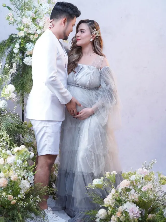 6 Gaya Maternity Shoot Irenne Ghea, Tampil Serasi dengan Noval KDI
