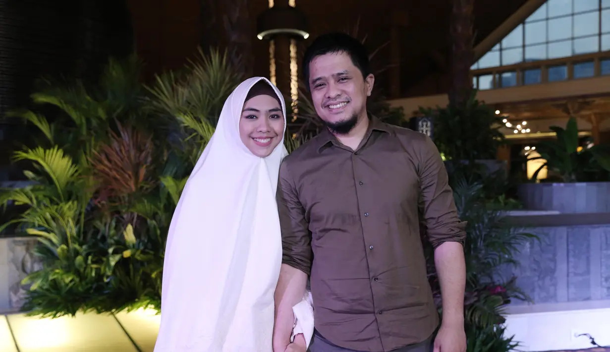 Presenter yang juga perancang mode itu mengaku bersyukur dengan trand busana syari yang saat itu terlihat aneh saat dikenakan, kini menjadi menjadi trand. Busana hijab modern yang semakin digandrungi. (Galih W. Satria/Bintang.com)