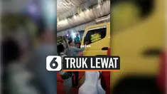 PESTA PERNIKAHAN TUTUP JALAN UMUM, TRUK LEWAT DI TENGAH ACARA