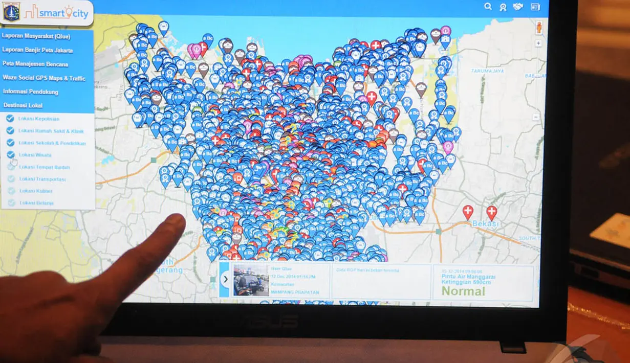 Sebuah layar saat sedang menampilkan foto dan lokasi pengaduan warga di aplikasi smartcity.jakarta.go.id, Jakarta, Senin (15/12/2014). (Liputan6.com/Herman Zakharia)
