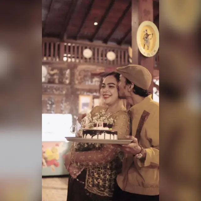 Rayakan Ulang Tahun Istri, Ini 7 Potret Liburan Norman Kamaru di Jogja