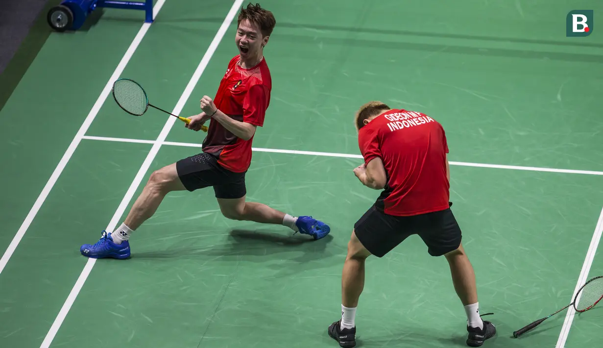 Pasangan Indonesia, Kevin Sanjaya/Marcus Gideon, saat melawan wakil China Taipei, Lee Jhe-Huei/Lee Yang, pada laga Asian Games di Istora, Jakarta, Senin (27/8/2018). Kevin/Marcus menang 21-15, 20-22, dan 21-12. (Bola.com/Vitalis Yogi Trisna)
