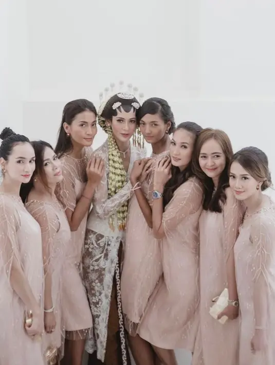 Simple tapi elegan, para bridesmaids Paula dan Baim di momen resepsi tampil cantik bergaun warna nude ungu model strapless dengan tulle di bagian bahu. (Instagram/paula_verhoeven).