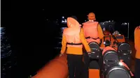 Tim Basarnas Kabupaten Wakatobi yang melakukan pencarian terhadap La Ade (35) nelayan yang hilang di Perairan Lasalimu Kabupaten Buton Utara, Rabu (22/11/2017). (Liputan6.com/Ahmad Akbar Fua)
