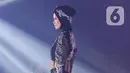 Seorang model berpose membawakan busana rancangan Wignyo saat peragaan busana dalam gelaran Festival 6 2023 di Senayan Park, Jakarta, Minggu (9/7/2023). (Liputan6.com/Helmi Fithriansyah)