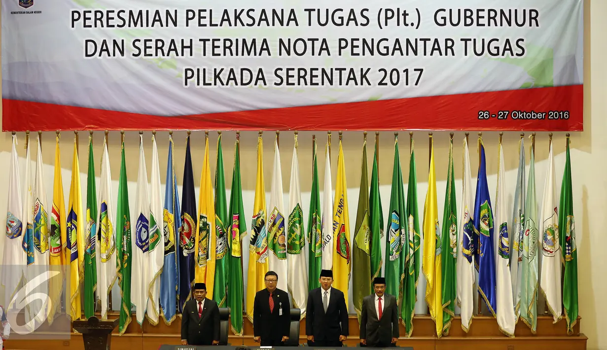 Mendagri Tjahjo Kumolo didampingi Ahok, Djarot Syaiful Hidayat dan Plt Gubernur DKI Jakarta, Soni Sumarsono menghadiri Acara Peresmian Pelaksana Tugas Gubernur dan serah terima nota pengantar tugas Pilkada Serentak 2017. (Liputan6.com/Johan Tallo)