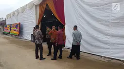 Sejumlah orang berseragam batik mengamankan pintu masuk kediaman salah seorang paman Bobby Nasution, di Medan Johor, Selasa (21/11). Hari ini, putri Presiden Jokowi, Kahiyang Ayu akan menerima Boru Siregar. (Liputan6.com/Aditya Eka Prawira)