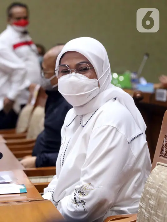 Menteri Ketenagakerjaan Ida Fauziah saat rapat kerja dengan Komisi IX DPR di Kompleks Parlemen, Jakarta, Selasa (9/2/2021). Rapat membahas kesiapan penyelenggaraan program sistem penempatan satu kanal (SPSK) pekerja migran Indonesia (PMI) ke Arab Saudi. (Liputan6.com/Angga Yuniar)