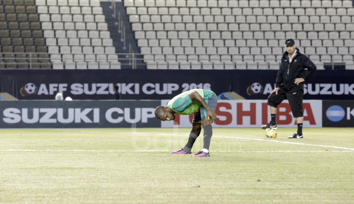 Pemain Timnas Indonesia, Boaz Solossa  tengah melakukan pemanasan sebelum berlatih di Philippine Sports Stadium, (18/11/2016). (Bola.com/Nicklas Hanoatubun)