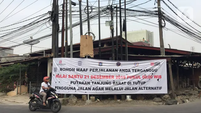 Jalur Putar Balik Tanjung Barat Ditutup