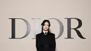 Jisoo kembali hadir di acara fashion show Dior Paris Fashion Week. Kali ini ia tampil seperti anak sekolah dengan gaya serba hitamnya dari koleksi pre-fall 2024. [@sooyaaa__]