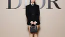 Jisoo kembali hadir di acara fashion show Dior Paris Fashion Week. Kali ini ia tampil seperti anak sekolah dengan gaya serba hitamnya dari koleksi pre-fall 2024. [@sooyaaa__]