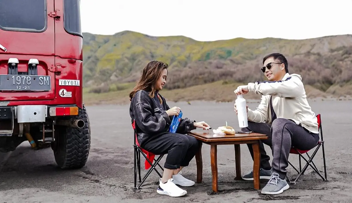 Hubungan asmara aktris sekaligus YouTuber ini dan Arif Hidayat memang terbilang awet dan bahagia. Keduanya pun kerap menghabiskan waktu bersama. Begini momen mereka menikmati secangkir minuman dengan pemandangan di sekitar Bromo.(Liputan6.com/IG/@gritteagathaa)