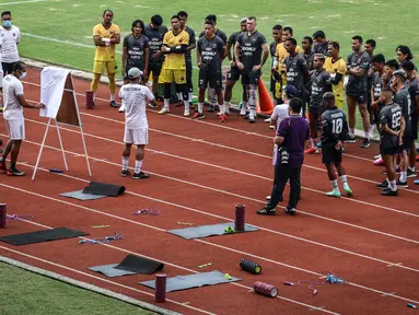 Tim Persita Tangerang melakukan latihan pungkasan sebelum berangkat menuju laga perdana mereka di BRI Liga 1 musim 2021/2022 menghadapi Persipura. Pertandingan tersebut akan berlangsung pada Sabtu, 28 Agustus 2021 di Stadion Pakansari, Bogor. (Foto: Bola.com/Bagaskara Lazuardi)