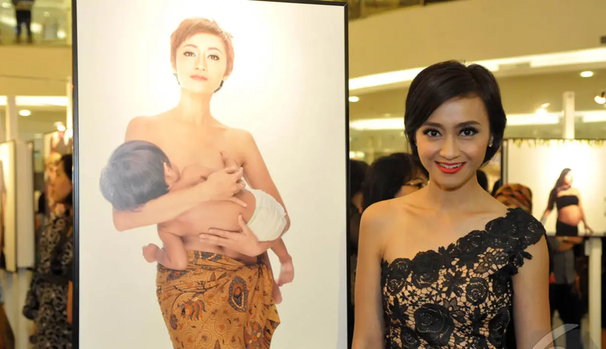 Deasy Noviyanti narsis di samping foto dirinya saat hadiri pameran tunggal Jerry Aurum, Senayan City, Jakarta, Rabu (17/9/2014) (Liputan6.com/Panji Diksana)