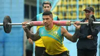 Arthur Cunha dan Esteban Vizcarra kembali menjalani latihan bersama Arema FC. (Bola.com/Iwan Setiawan)