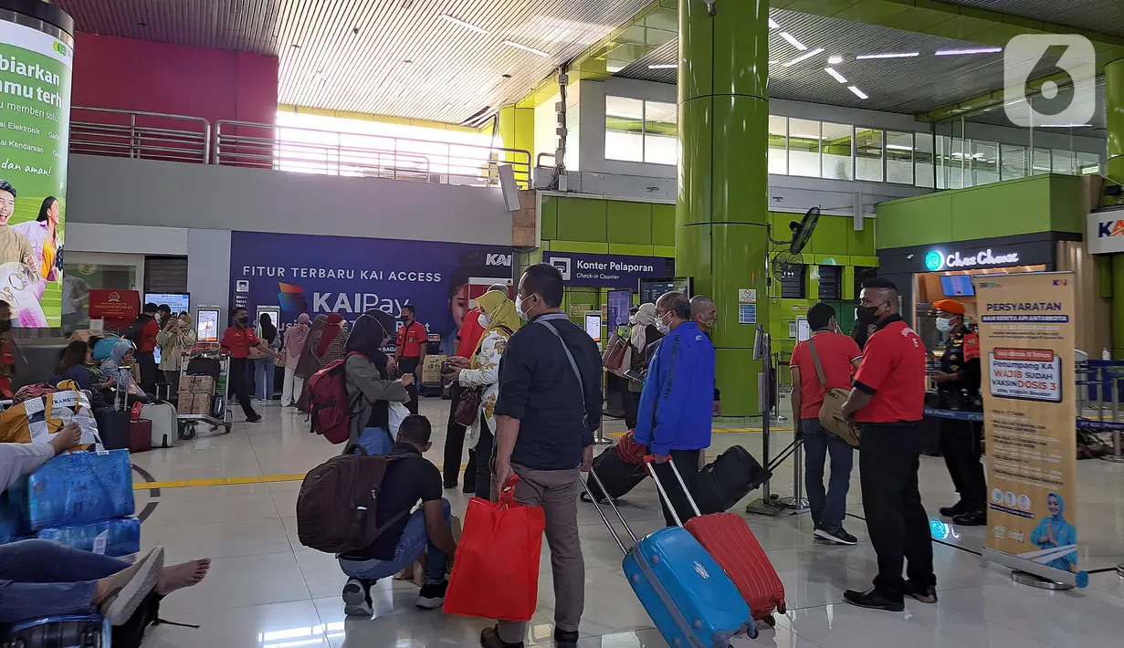 <p>Suasana penumpang kereta api jarak jauh di Stasiun Gambir, Jakarta Pusat, Rabu (21/12/2022). Jelang Natal dan Tahun Baru PT KAI mengantisipasi cuaca ekstrem dan daerah rawan, Daop 1 Jakarta menyiapkan Alat Material Untuk Siaga (AMUS) yang ditempatkan di lokasi rawan apabila terjadi hambatan akibat cuaca ekstrem seperti banjir, amblesan dan tanah longsor. AMUS yang siapkan berupa batu balas, bantalan rel, pasir, karung, besi (untuk jembatan), alat penambat rel, dan alat berat lainnya. (Liputan6.com/Johan Tallo)</p>