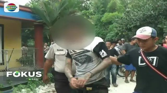 Seorang residivis jambret babak belur karena tertangkap saat beraksi, lalu menjadi bulan-bulanan warga di Tangerang, Banten.