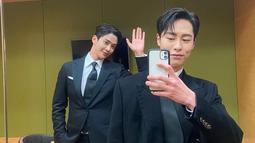 Sudah kenal sejak bermain di drama Korea 'Extraordinary You', Lee Jae Wook juga tak lupa mengajak Rowoon SF9 untuk berpose mirror selfie saat bertemu. Meski drama romance fantasy itu telah dirilis pada Oktober 2019 lalu, keduanya hingga kini masih kerap bertemu dan menjadi sahabat. (Liputan6.com/IG/@jxxvvxxk)
