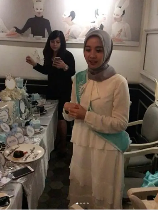 Jelang hari pernikahannya yang tinggal menghitung hari, Laudya Cynthia Bella mendapat kejutan dari teman-teman dekatnya. Acara berlangsung meriah dan penuh canda Selasa 5 September 2017 di sebuah restoran. (Instagram/ristiantibellaers)