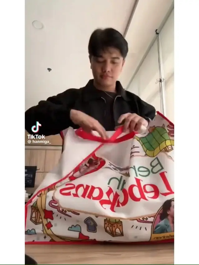 Unboxing Hampers Lebaran Raffi Ahmad dan Nagita Slavina. (tiktok/hanmiga_)