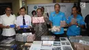 Deputi Pemberantasan BNN Irjen Arman Depari dan Kepala Departemen Penyidikan Sektor Jasa Keuangan Irjen Pol Rokhmad Sunanto menunjukkan barang bukti kasus TPPU narkotika saat rilis di kantor BNN, Jakarta, Selasa (28/2). (Liputan6.com/Arya Manggala)