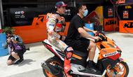Pembalap Repsol Honda, Marc Marquez, terjatuh dalam kecelakaan horor di Sirkuit Mandalika saat menjalani sesi pemanasan jelang MotoGP Mandalika 2022, Minggu (20/3/2022). (AFP/Sony Tumbelaka)