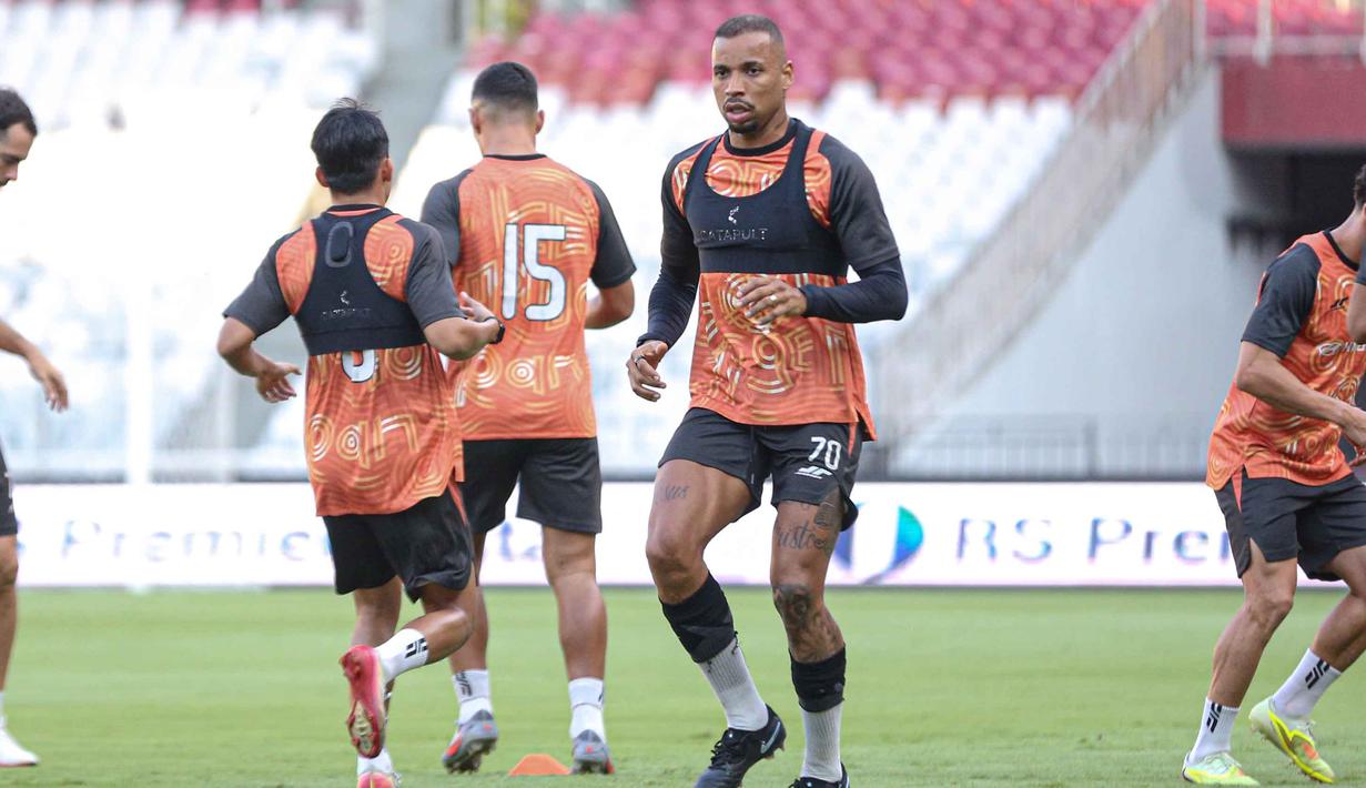 Sebagai informasi, Macan Kemayoran saat ini berada di peringkat ketiga dengan 59 poin, terpaut tujuh poin dari Persib Bandung dan Borneo FC. Tampak dalam foto, pemain persija Jakarta saat latihan resmi jelang laga melawan Persis Solo pada pekan ke-30 BRI Super League di Stadion Utama Gelora Bung Karno SUGBK), Jakarta, pada Minggu (26/4/2026). (Bola.com/Abdul Aziz)