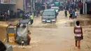 Banjir terjadi akibat hujan deras yang dibawa oleh Topan Goni di Kota Condon, Ilocos sur, Filipina, Senin (24/8/2015). Topan yang membawa angin berkecepatan 140 km/jam hingga 195 km/jam tersebut diperkirakan akan menerjang Okinawa, Jepang. (AFP Photo)