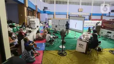 Panitia Pemungutan Suara (PPS) dan Petugas Panitia Pemilihan Kecamatan (PPK) Senen bersama pihak terkait melakukan rekapitulasi suara tingkat Kecamatan di GOR Senen, Jakarta Pusat, Sabtu (17/2/2024). (Liputan6.com/Angga Yuniar)