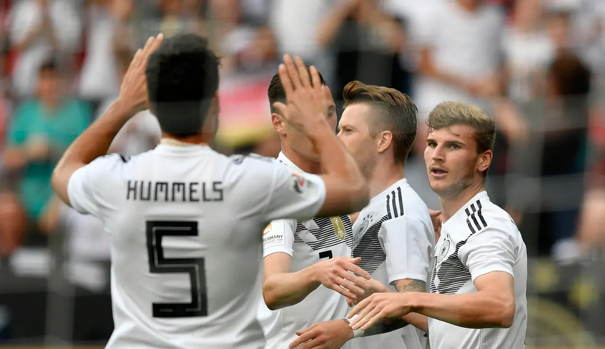 Para pemain Jerman merayakan kemenangannya usai melawan Swedia dalam pertandingan Piala Dunia 2018 di Stadion Fisht, Rusia (23/6). Jerman menang dramatis atas Swedia dengan skor akhir 2-1. (AP/ Martin Meissner)