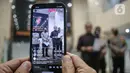 Sebuah smartphone merekam konferensi pers terkait penetapan tersangka ajudan Kadiv Propam Polri nonaktif Irjen Pol Ferdy Sambo, Bharada E sebagai tersangka terkait kasus kematian Brigadir J di Mabes Polri, Jakarta, Rabu (3/8/2022). Kematian Nofriansyah Yoshua Hutabarat alias Brigadir J menjadi sorotan publik setelah ditemukannya banyak dugaan bentuk kekerasan, seperti luka bekas sayatan, jari dan bahu yang patah. (FOTO: Dok. Istimewa)