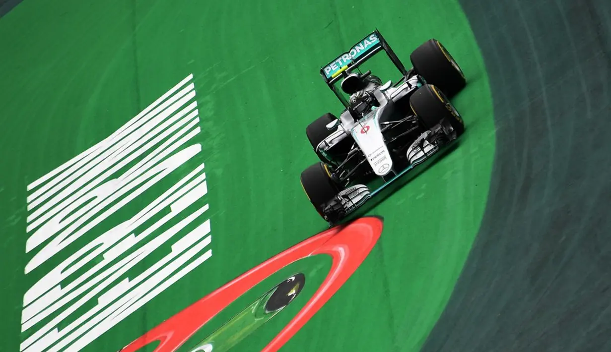 Jika ingin mengunci gelar juara dunia, Nico Rosberg minimal harus finis podium ketiga. Apabila pada balapan di Abu Dhabi, Rosberg finis, minimal posisi ketiga, maka harapan Hamilton untuk mempertahankan gelar juara kandas sudah. (AFP/Vanderlei Almeida)